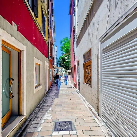 Pretty In The Centre - Old Town Ζαντάρ