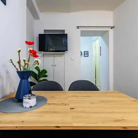 Pretty In The Centre - Old Town Apartment *