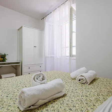 Pretty In The Centre - Old Town