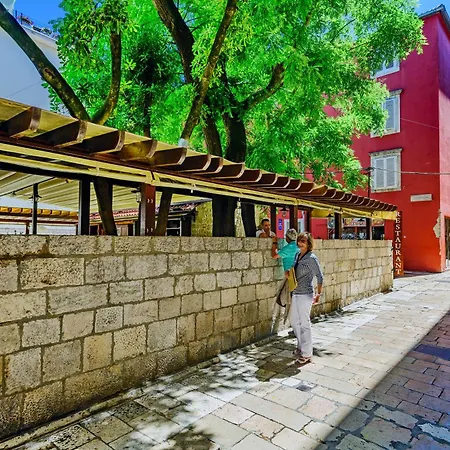 Pretty In The Centre - Old Town